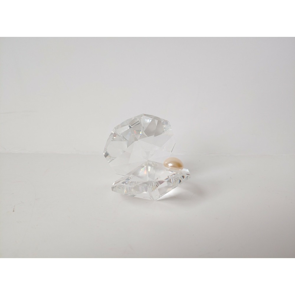 Crystal clam shell figurine w/ pearl
